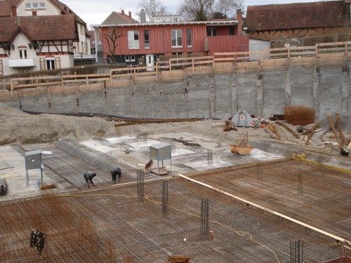 Baugrube für Tiefgarage mit Bohrpfahlsicherung